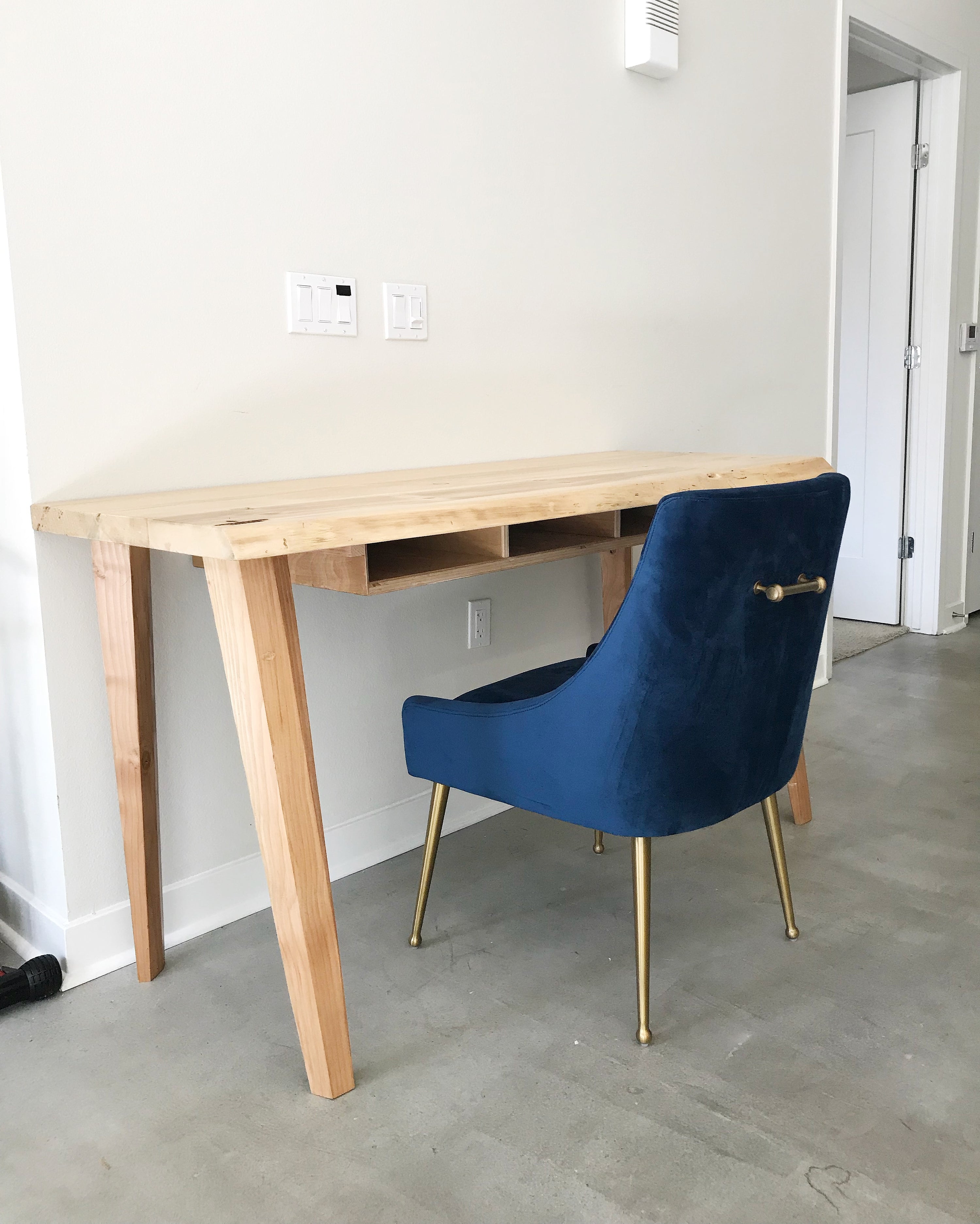 Decorate your office with our custom made desks